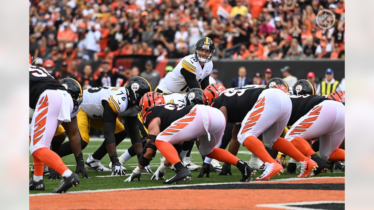 Cincinnati Bengals vs. Pittsburgh Steelers. Fans support on NFL Game.  Silhouette of supporters, big screen with two rivals in background Stock  Photo - Alamy