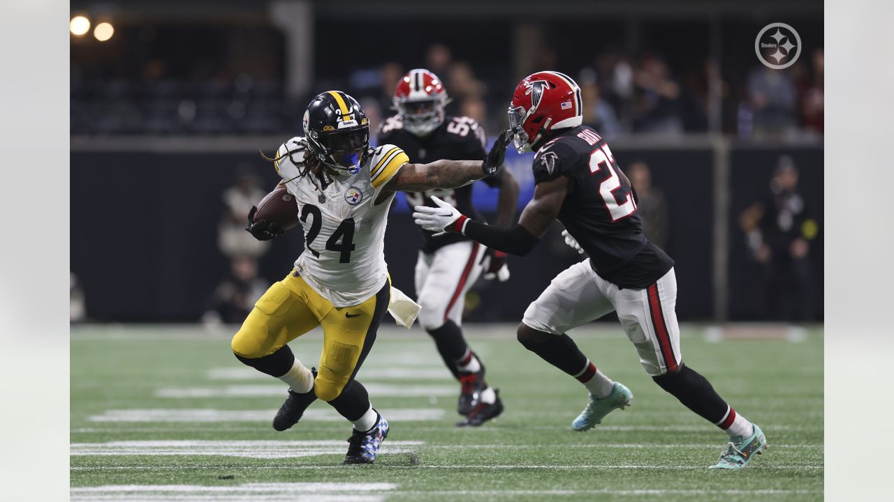 Atlanta Falcons tight end MyCole Pruitt (85) works during the second half  of an NFL football game against the Pittsburgh Steelers, Sunday, Dec. 4,  2022, in Atlanta. The Pittsburgh Steelers won 19-16. (