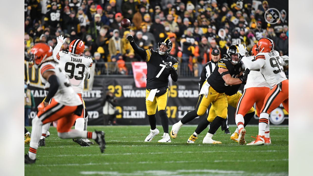 Pittsburgh Steelers beat Cleveland Browns in Ben Roethlisberger's last home  game