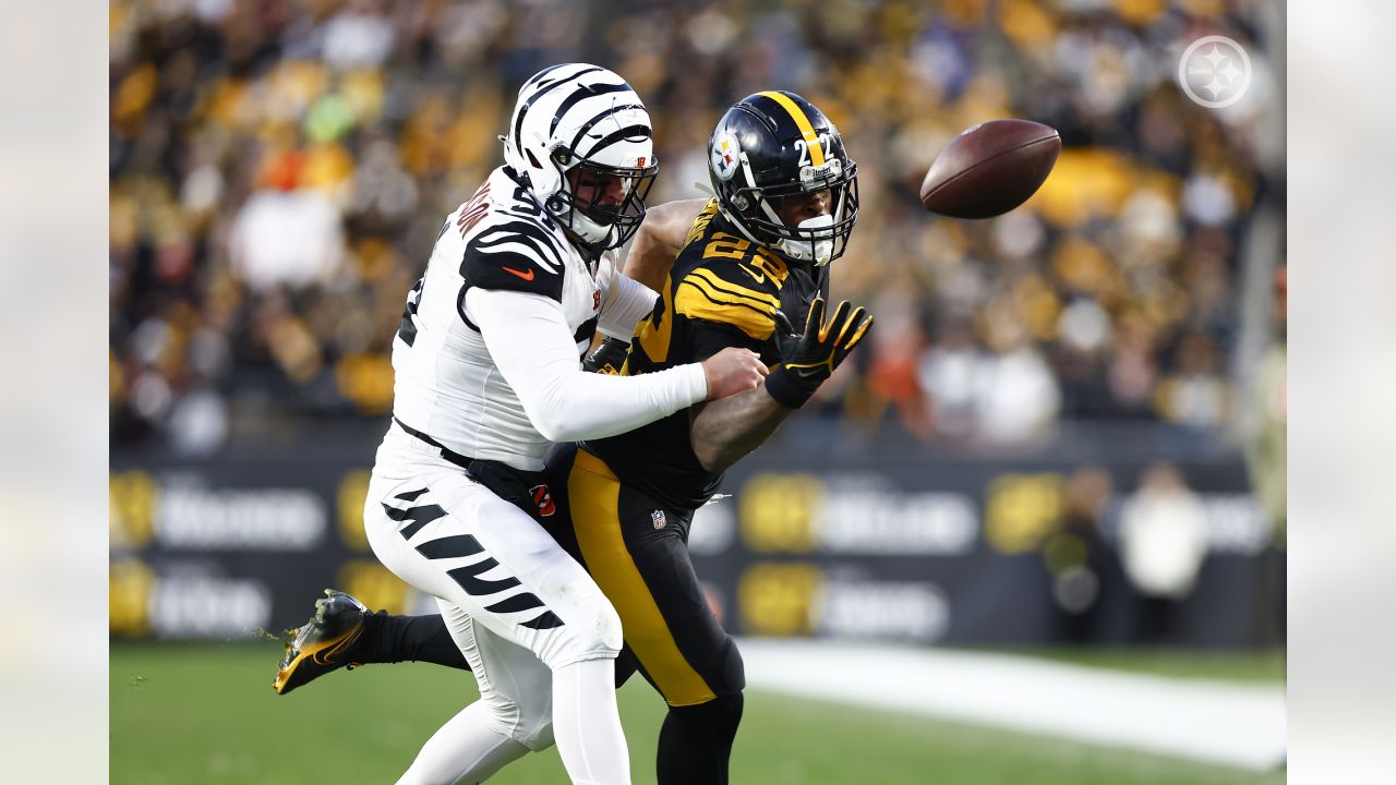 Pittsburgh Steelers running back Najee Harris (22), left, greets Cincinnati  Bengals quarterback Joe Burrow (9) after an NFL football game, Sunday, Nov.  20, 2022, in Pittsburgh. The Bengals won 37-30.(AP Photo/Don Wright