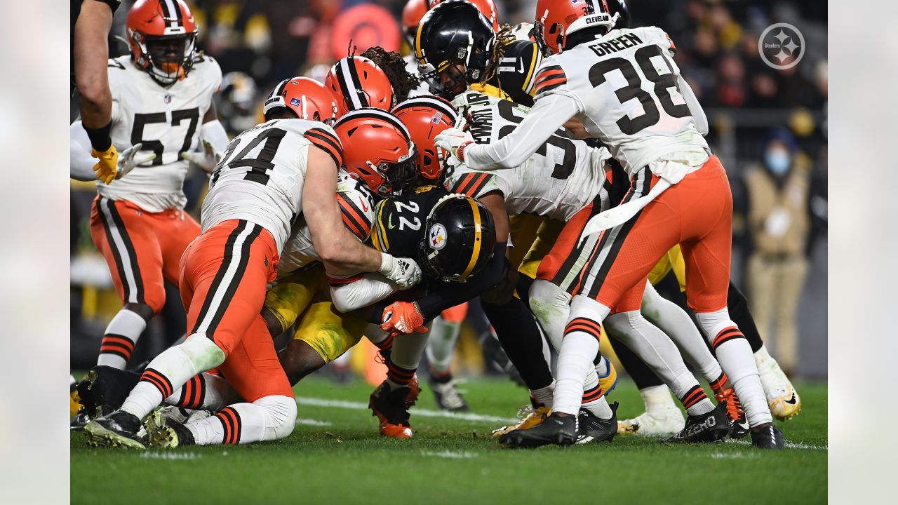 Replay Shows Steelers Got Away With Penalty On The Browns' Critical 4th  Down - Daily Snark