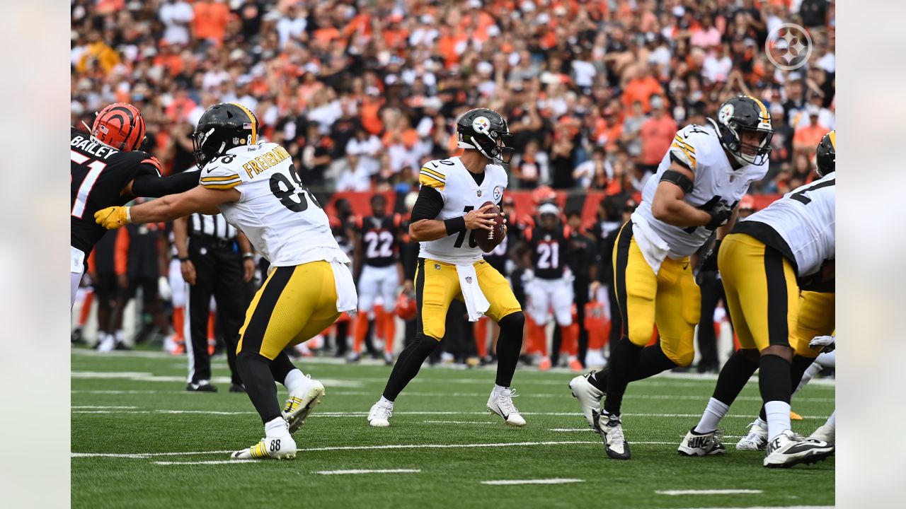 Pittsburgh Steelers vs. Cincinnati Bengals. Fans support on NFL Game.  Silhouette of supporters, big screen with two rivals in background Stock  Photo - Alamy