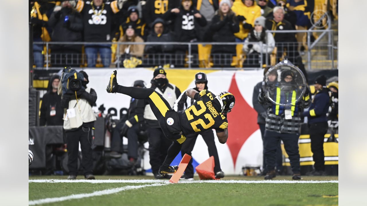 Pittsburgh Steelers running back Najee Harris (22), left, greets Cincinnati  Bengals quarterback Joe Burrow (9) after an NFL football game, Sunday, Nov.  20, 2022, in Pittsburgh. The Bengals won 37-30.(AP Photo/Don Wright