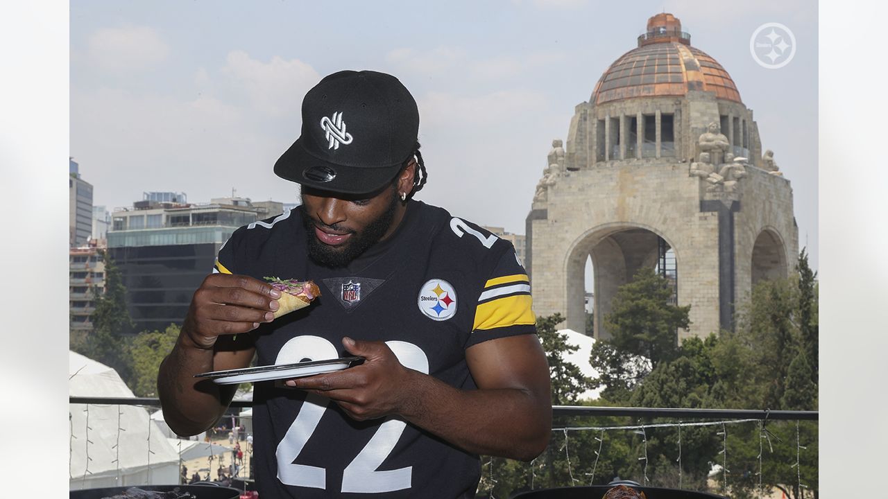 Najee Harris anunció la selección de 4ta ronda, cocinó con el Chef mexicano Aquiles Chavez, convivió con un equipo de football juvenil de niños y niñas en La Ciudad de México (Pablo Lomelin / Pittsburgh Steelers)