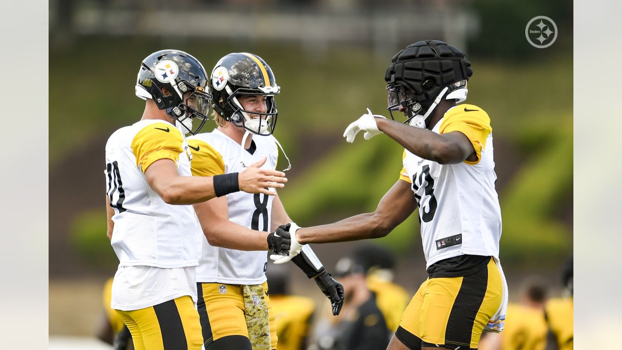 Pittsburgh Steelers quarterbacks coach Mike Sullivan, center, stands  between Mitch Trubisky, right, and Kenny Pickett during practice at their  NFL football training camp facility in Latrobe, Pa., Wednesday, July 27,  2022. (AP