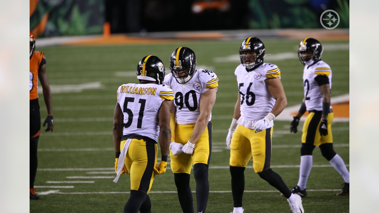 Pittsburgh Steelers linebacker T.J. Watt (90) tries to get around a block  by tackle Alejandro Villanueva (