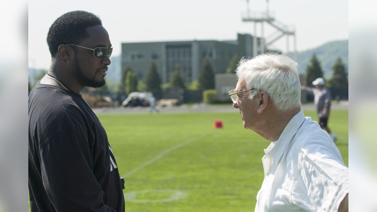 Tearful Joe Greene says goodbye to Dan Rooney