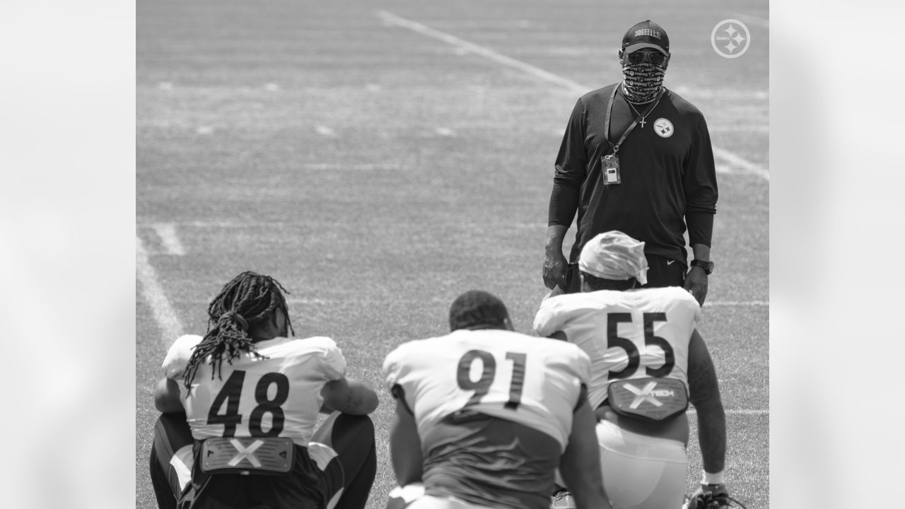 Mike Tomlin gifts Steelers players with pairs of black Air Force