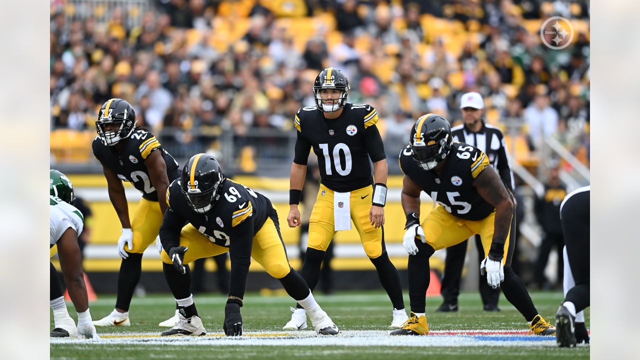 Pittsburgh Steelers guard Kevin Dotson (69) reacts after a holding