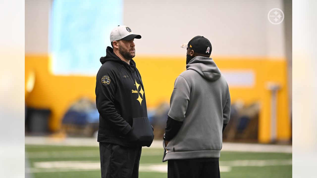 Steelers Tight Ends Coach Afredo Roberts: Promising 2nd-Year Tight End Pat  Freiermuth Will Have Expanded Role In 2022