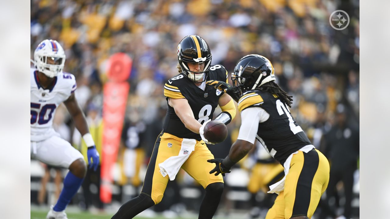 Pittsburgh Steelers quarterback Kenny Pickett, center, sits on the bench  during an NFL preseason football game against the Buffalo Bills in  Pittsburgh, Sunday, Aug. 20, 2023. (AP Photo/Gene J. Puskar Stock Photo 