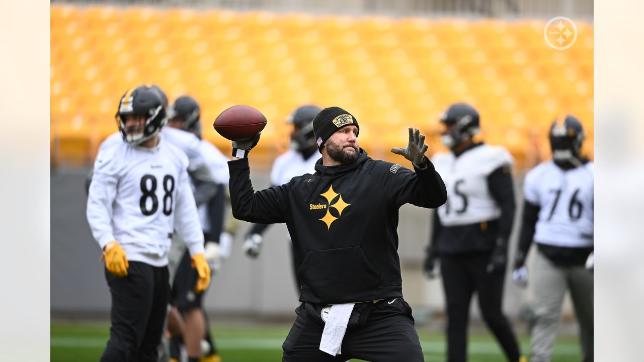 Fan Dubs Chiefs-Steelers Matchup Ben Roethlisberger's 'Retirement Party'