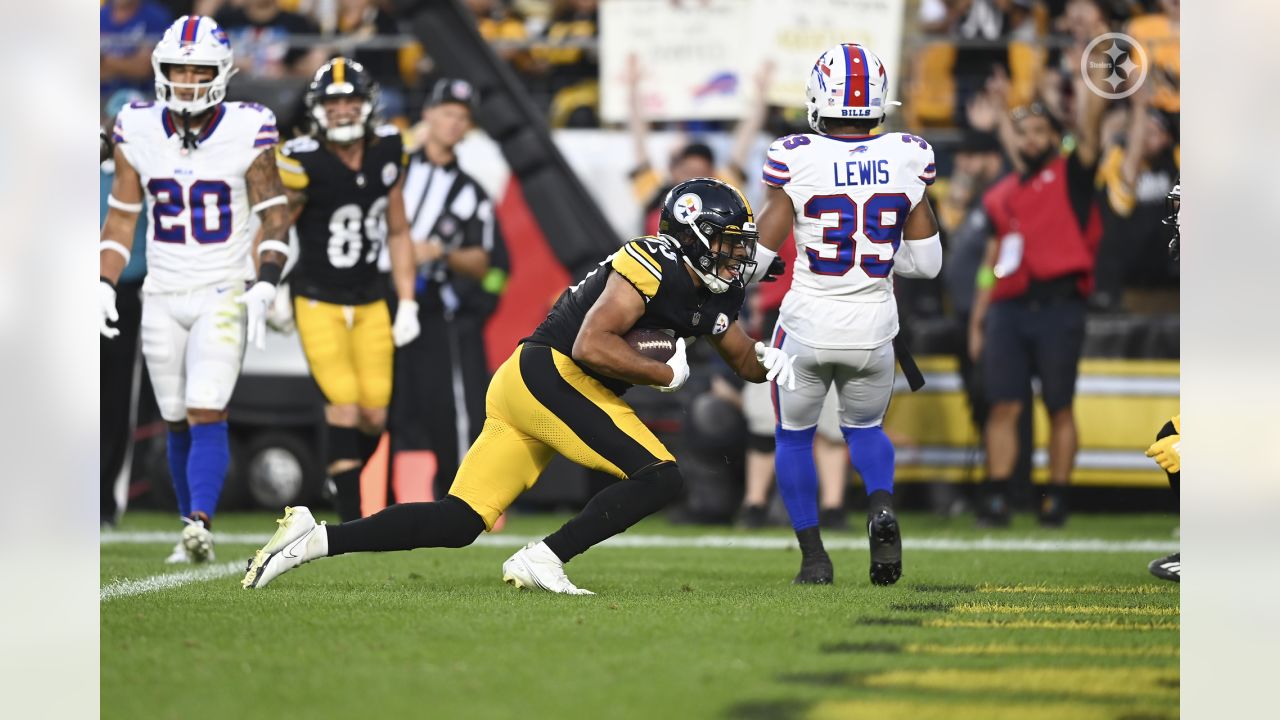 Pittsburgh Steelers tight end Connor Heyward dives to secure 16-yard pass  from quarterback Mitch Trubisky