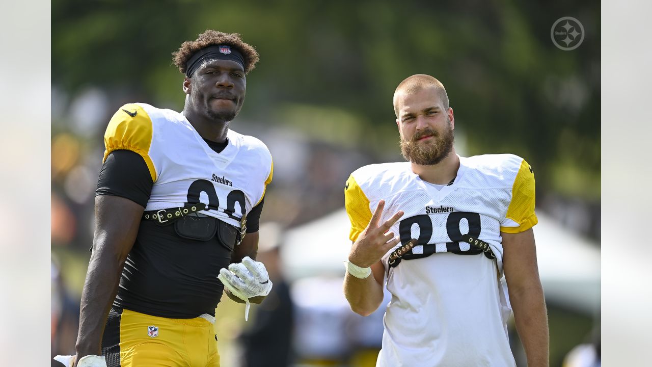 Pittsburgh Steelers tight end Darnell Washington (80) warms up