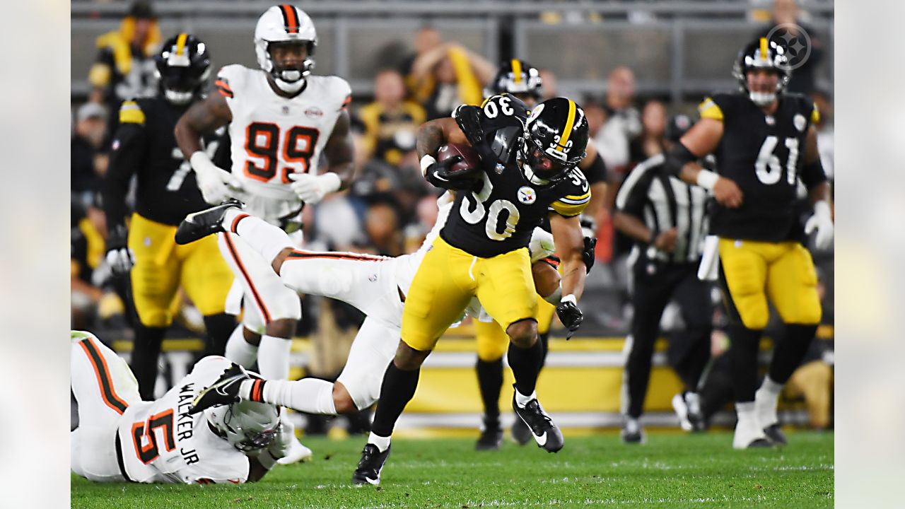 Pittsburgh, Pennsylvania, USA. 8th Jan, 2023. January 8th, 2023 Pittsburgh  Steelers fullback Derek Watt (44) celebrates after scoring a touchdown  during Pittsburgh Steelers vs Cleveland Browns in Pittsburgh, PA. Jake  Mysliwczyk/BMR (Credit