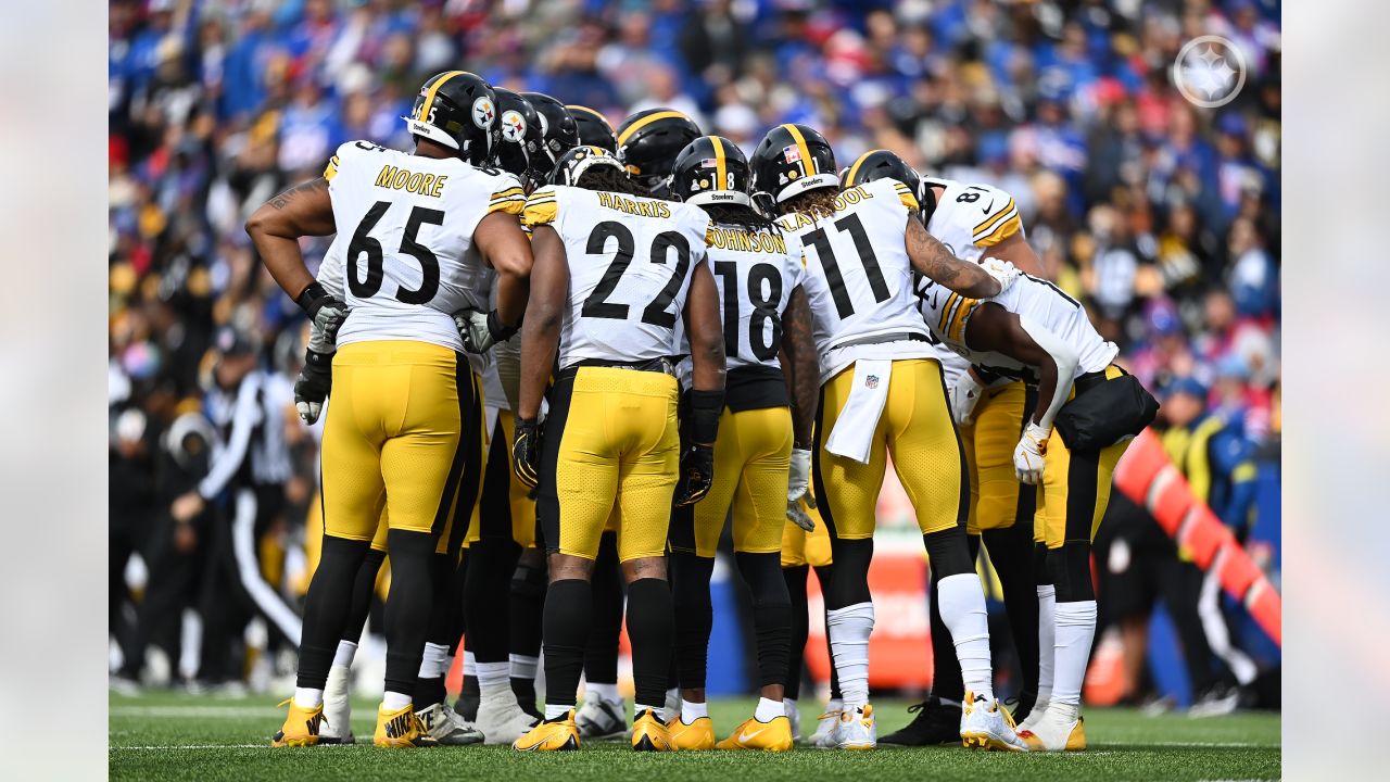 Pittsburgh, PA, USA. 19th Aug, 2023. Aug. 19, 2023: Najee Harris #22 during  the Pittsburgh Steelers vs Buffalo Bills preseason game in Pittsburgh PA at  Acrisure Stadium. Brook Ward/AMG. (Credit Image: ©