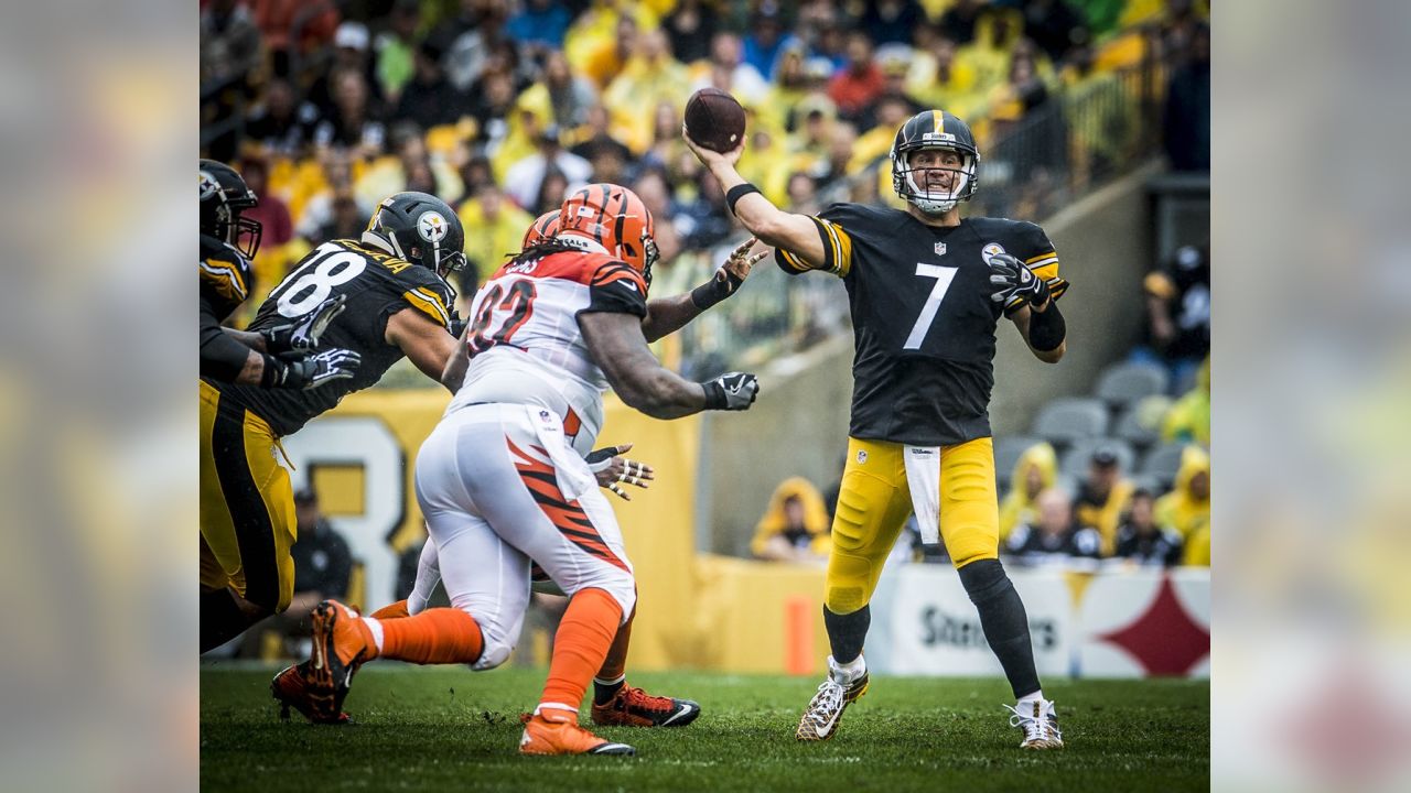 Pittsburgh Steelers nose tackle Javon Hargrave (79) sacks Cincinnati Bengals  quarterback Andy D …