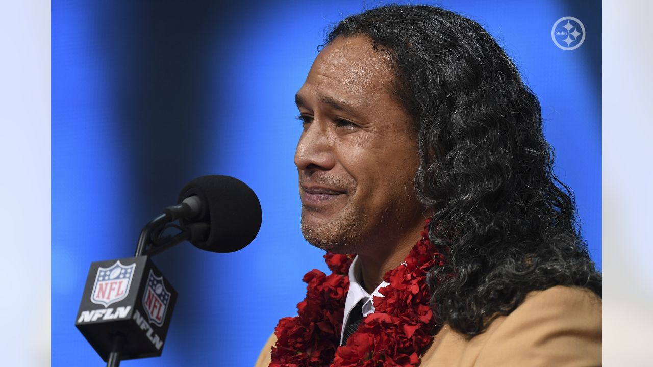 Troy Polamalu pens a thank you after his induction in the Hall of