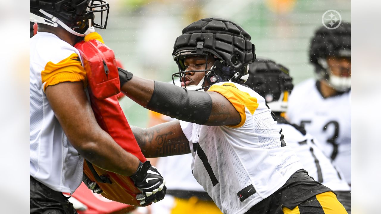 Pittsburgh Steelers center Mason Cole (61) participates in the NFL football  team's training camp workout in Latrobe, Pa., Tuesday, Aug. 1, 2023. (AP  Photo/Barry Reeger Stock Photo - Alamy