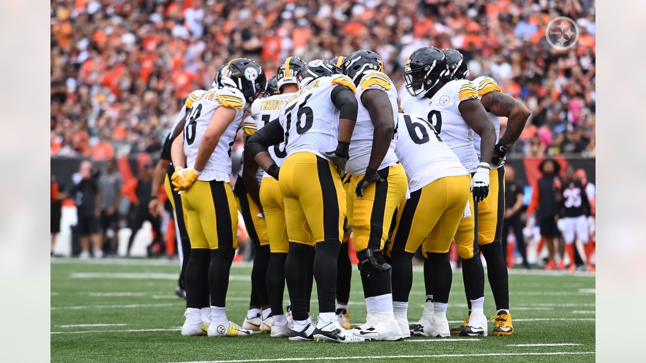 Cincinnati Bengals vs. Pittsburgh Steelers. Fans support on NFL Game.  Silhouette of supporters, big screen with two rivals in background Stock  Photo - Alamy