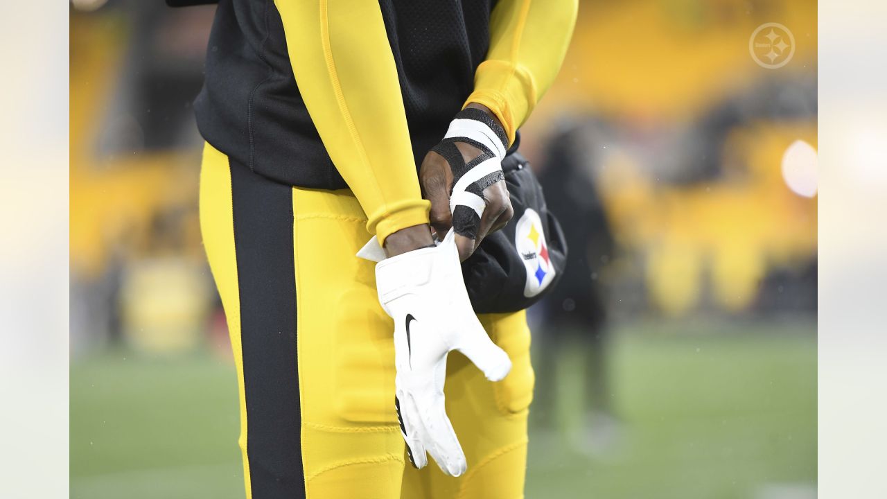 Pittsburgh Steelers 12.24.22 Game Used #77 Jesse Davis Gloves vs. Raiders