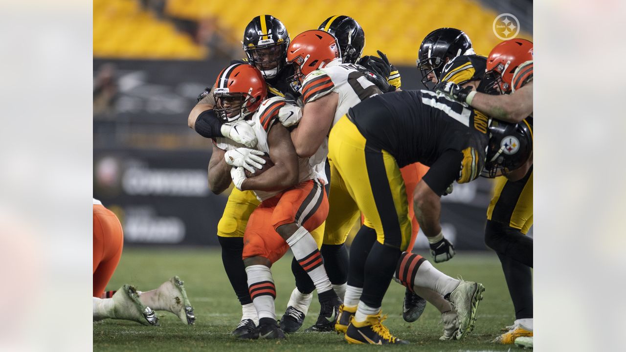 Cleveland Browns running back Nick Chubb (24) breaks away from a tackle by  Pittsburgh Steelers …