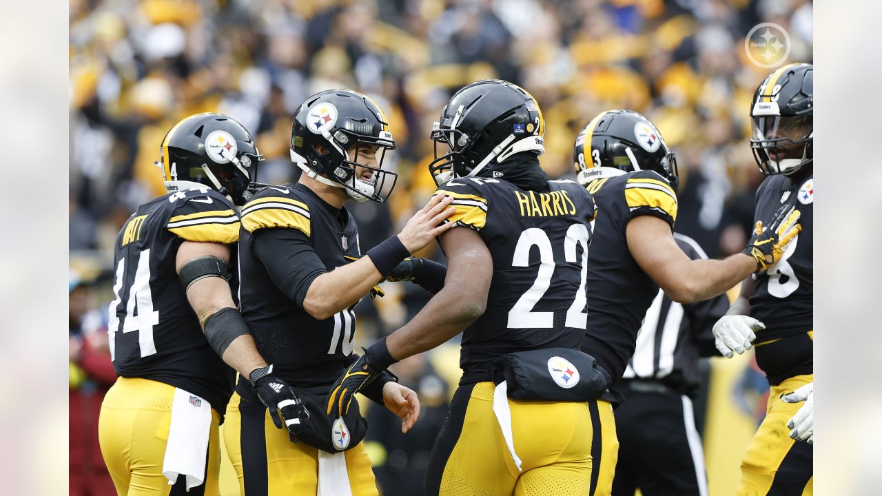 PITTSBURGH, PA - DECEMBER 11: Pittsburgh Steelers running back Najee Harris  (22) gives Baltimore Ravens linebacker Patrick Queen (6) a stuff arm during  the national football league game between the Baltimore Ravens