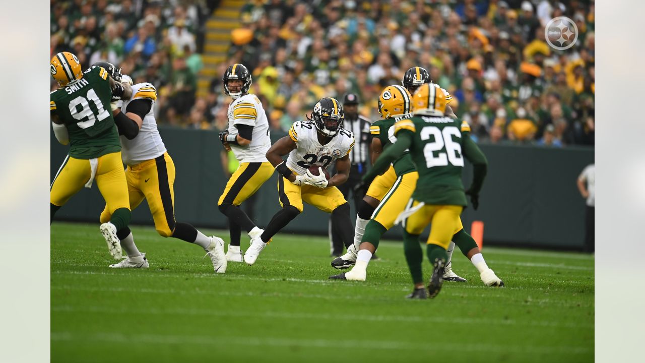 Pittsburgh Steelers' Najee Harris warms up before an NFL football game  against the Green Bay Packers Sunday, Oct. 3, 2021, in Green Bay, Wis. (AP  Photo/Matt Ludtke Stock Photo - Alamy