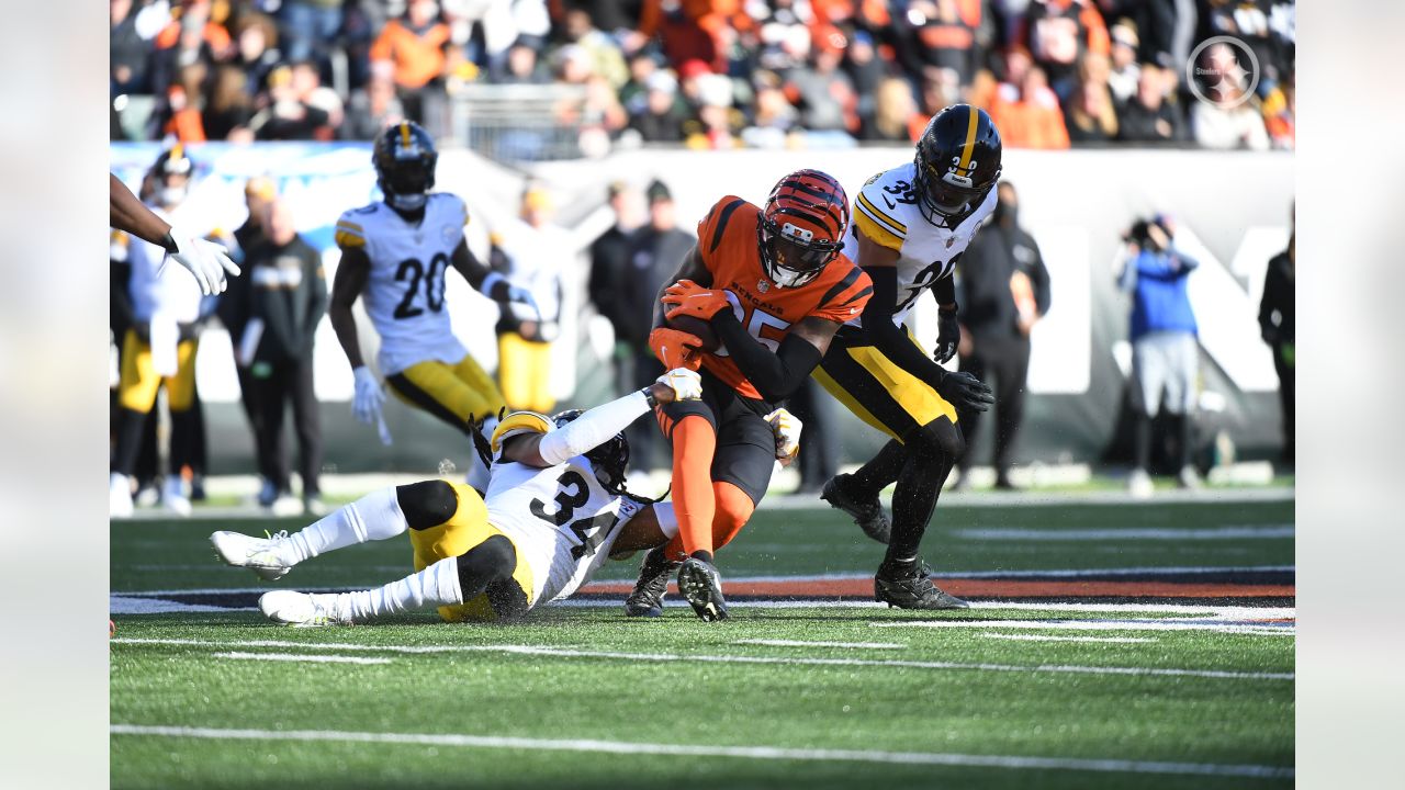 Cincinnati, OH, USA. 24th Nov, 2019. Benny Snell (24) of the Pittsburgh  Steelers reacts to fans during NFL football game action between the Pittsburgh  Steelers and the Cincinnati Bengals at Paul Brown