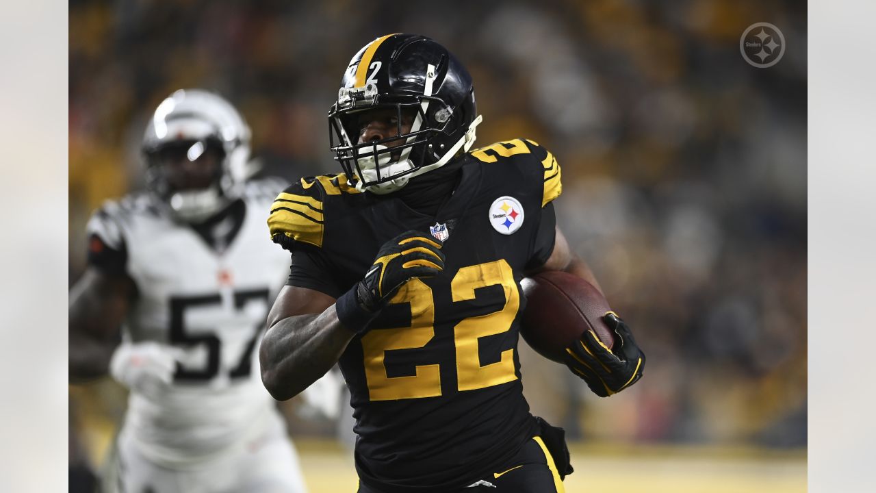 Pittsburgh Steelers running back Najee Harris (22), left, greets Cincinnati  Bengals quarterback Joe Burrow (9) after an NFL football game, Sunday, Nov.  20, 2022, in Pittsburgh. The Bengals won 37-30.(AP Photo/Don Wright