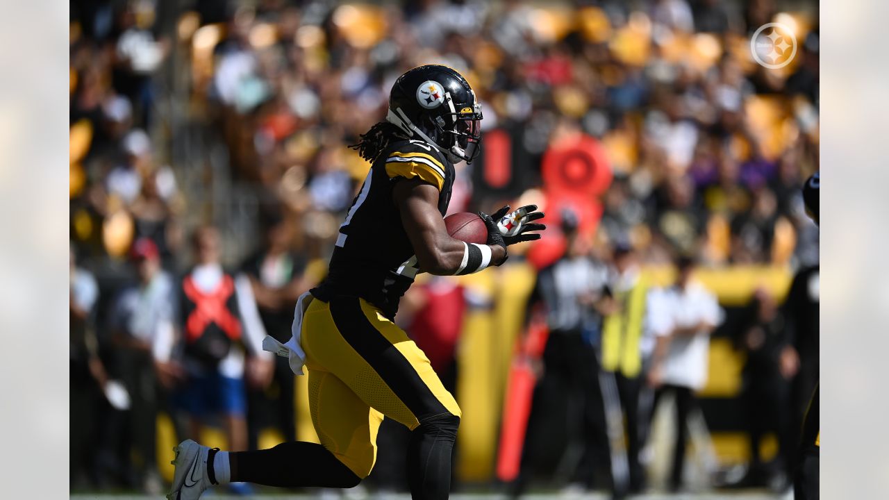 Cincinnati Bengals cornerback Eli Apple (20) warms up before an NFL  football game against the Pittsburgh Steelers, Sunday, Sept. 26, 2021, in  Pittsburgh. (AP Photo/Justin Berl Stock Photo - Alamy