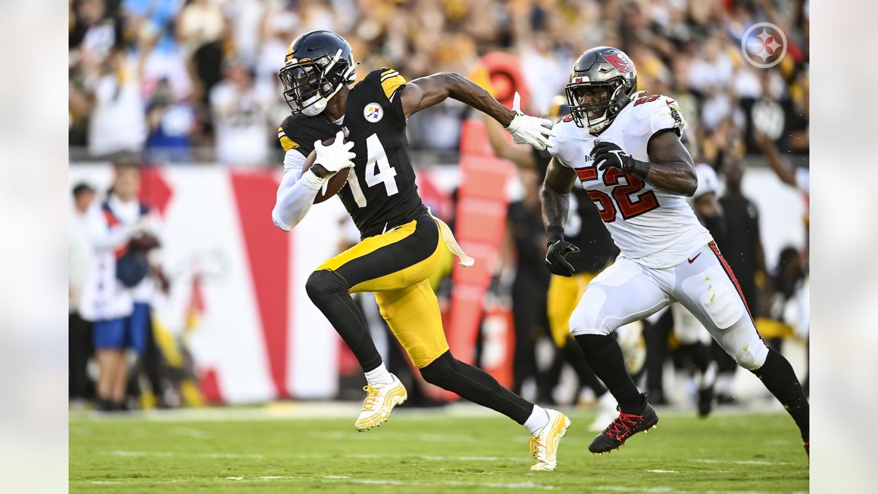 Pittsburgh Steelers quarterback Kenny Pickett (8) warms up before an NFL  football game against the Tampa Bay Buccaneers in Pittsburgh, Sunday, Oct.  16, 2022. (AP Photo/Barry Reeger Stock Photo - Alamy