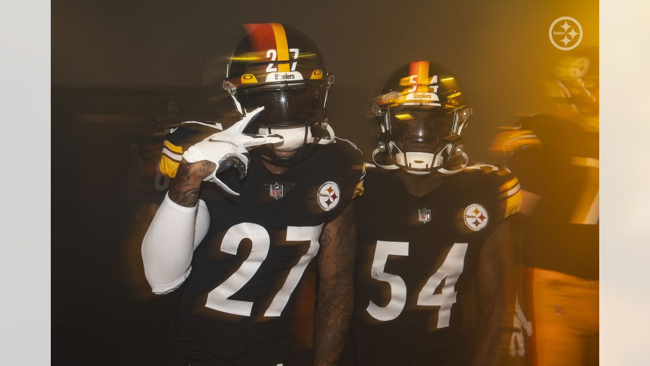 Pittsburgh Steelers linebacker Marcus Allen (27) runs out before