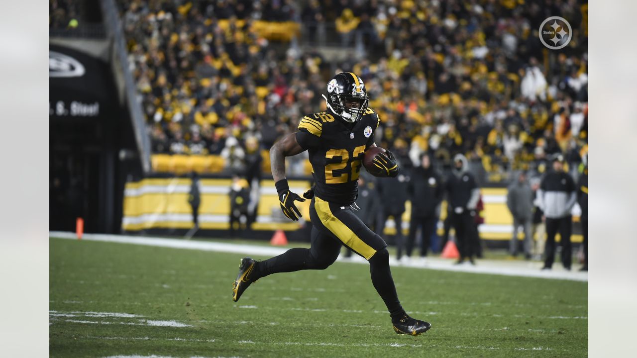 Pittsburgh Steelers running back Najee Harris (22), left, greets Cincinnati  Bengals quarterback Joe Burrow (9) after an NFL football game, Sunday, Nov.  20, 2022, in Pittsburgh. The Bengals won 37-30.(AP Photo/Don Wright