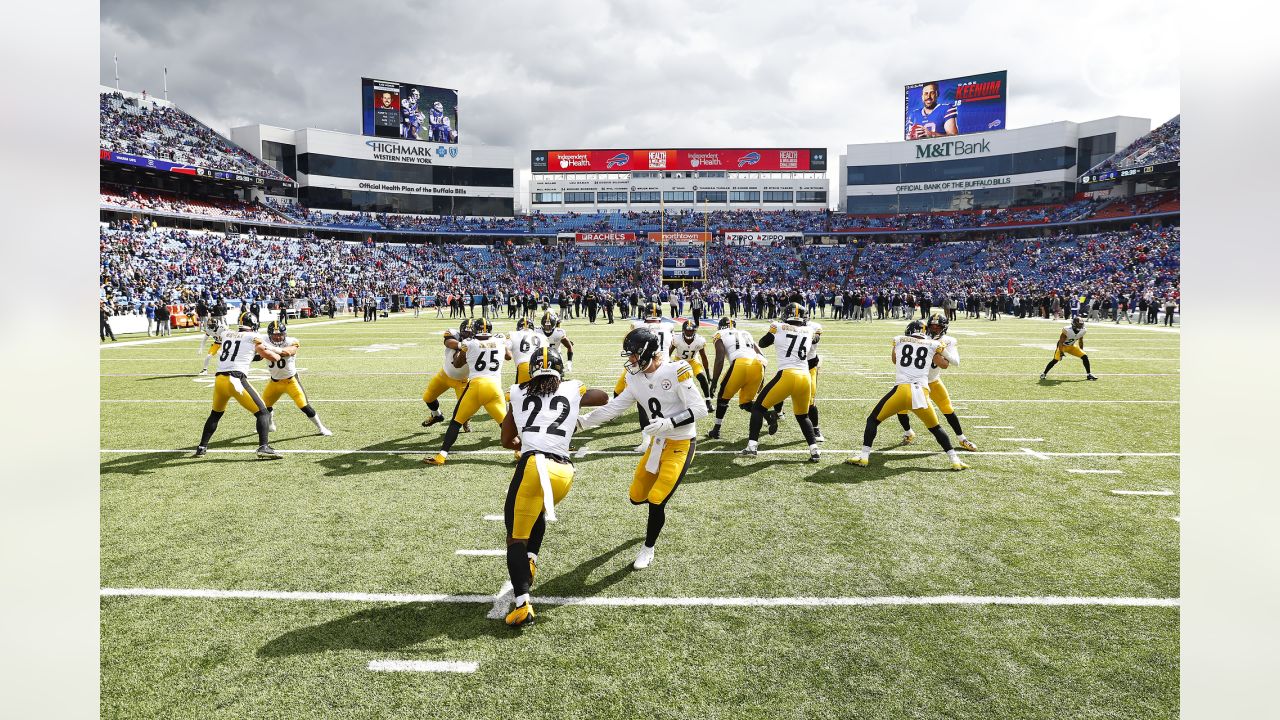 Pittsburgh, PA, USA. 19th Aug, 2023. Aug. 19, 2023: Najee Harris #22 during  the Pittsburgh Steelers vs Buffalo Bills preseason game in Pittsburgh PA at  Acrisure Stadium. Brook Ward/AMG. (Credit Image: ©