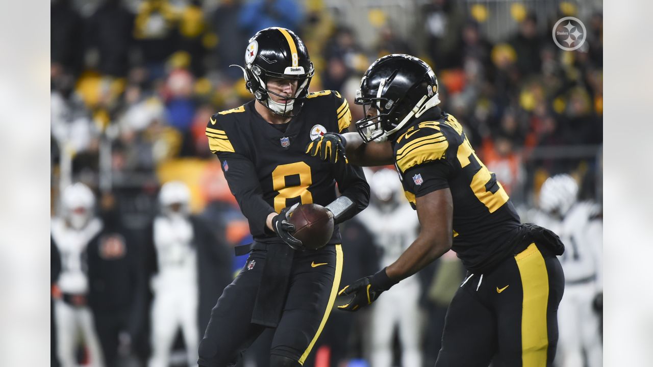 Pittsburgh Steelers running back Najee Harris (22), left, greets Cincinnati  Bengals quarterback Joe Burrow (9) after an NFL football game, Sunday, Nov.  20, 2022, in Pittsburgh. The Bengals won 37-30.(AP Photo/Don Wright