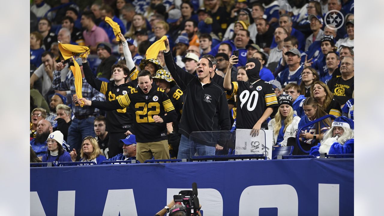 November 28, 2022, Indianapolis, Indiana, U.S: Pittsburgh Steelers  quarterback Kenny Pickett (8) rolls out with the ball during the game  between the Pittsburgh Steelers and the Indianapolis Colts at Lucas Oil  Stadium