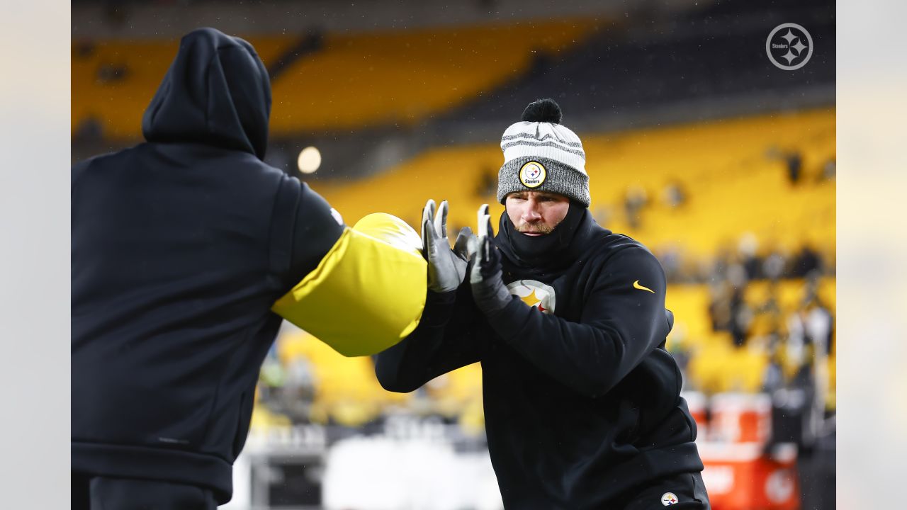 Pittsburgh Steelers 12.24.22 Game Used #77 Jesse Davis Gloves vs