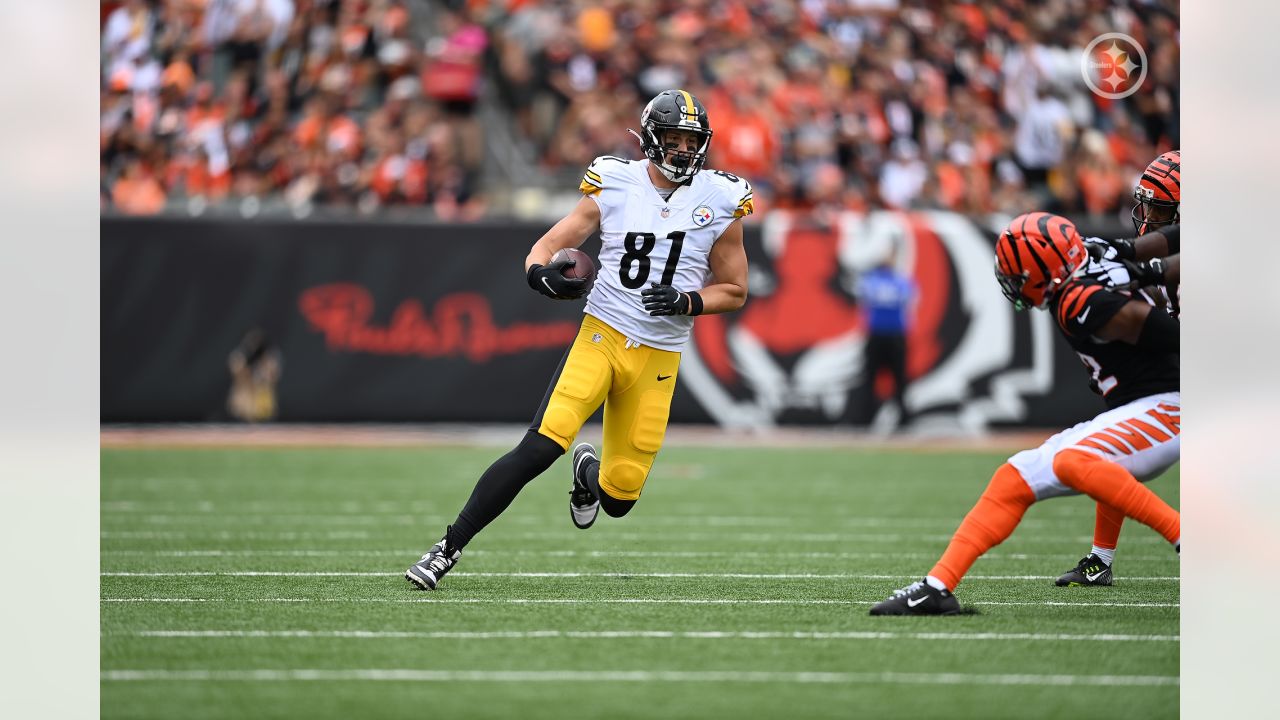 Cincinnati Bengals vs. Pittsburgh Steelers. Fans support on NFL Game.  Silhouette of supporters, big screen with two rivals in background Stock  Photo - Alamy