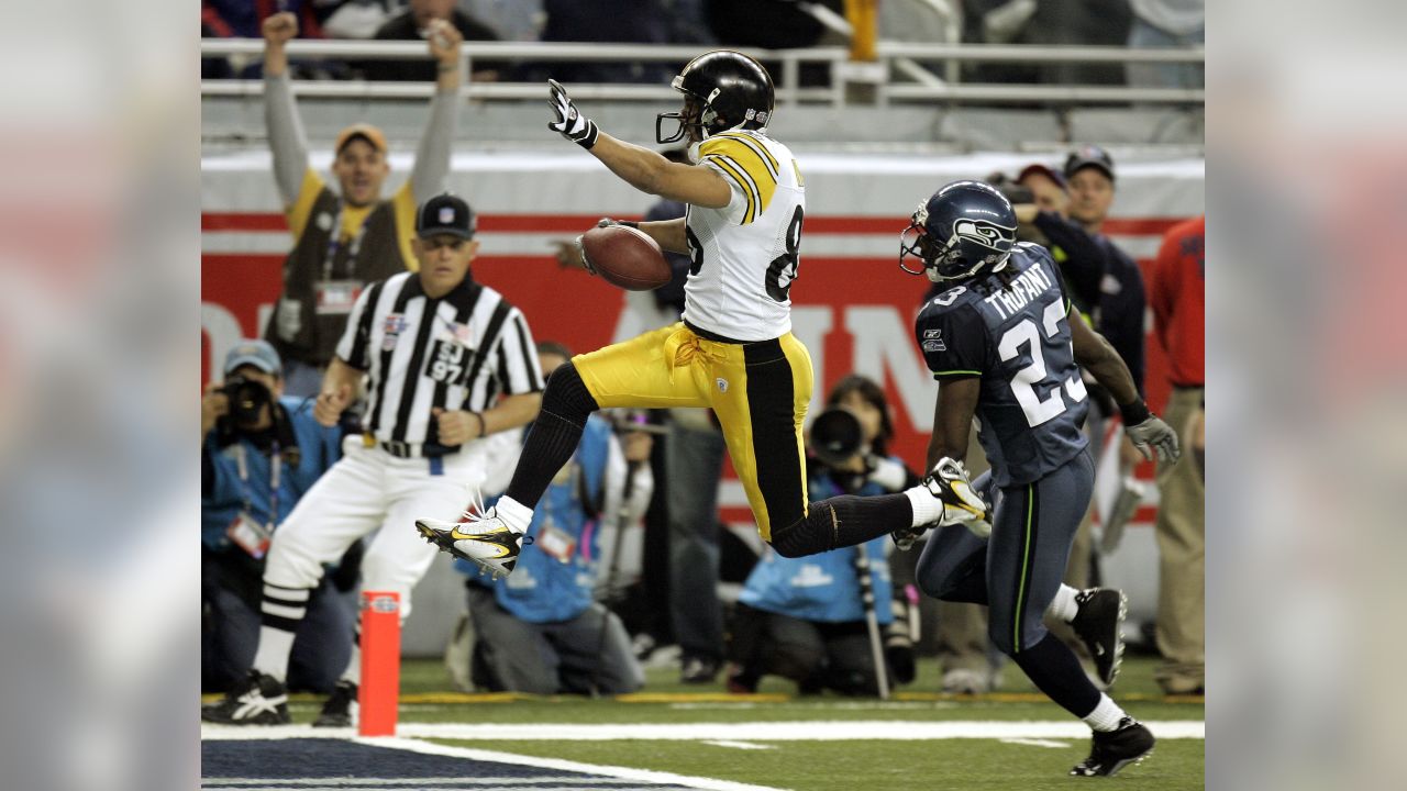 Jerome Bettis, Pittsburgh Steelers runningback warms up at Super Bowl XL  featuring the Seattle Seahawks and the Pittsburgh Steelers at Ford Field in  Detroit, Mi., on February 5, 2006. (UPI Photo/John Angelillo