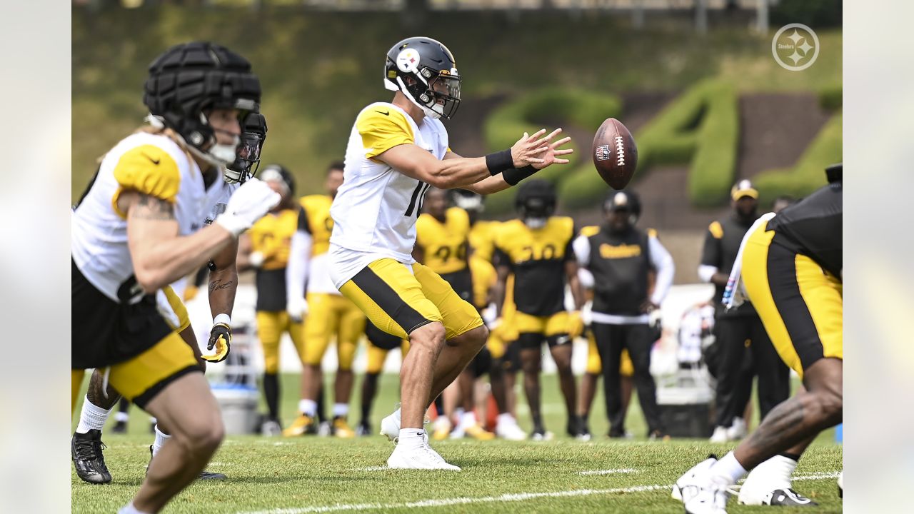 July 30th, 2023: Pat Freiermuth #88 during the Pittsburgh Steelers training  camp in Latrobe, PA. Jason Pohuski/CSM/Sipa USA(Credit Image: © Jason  Pohuski/Cal Sport Media/Sipa USA Stock Photo - Alamy