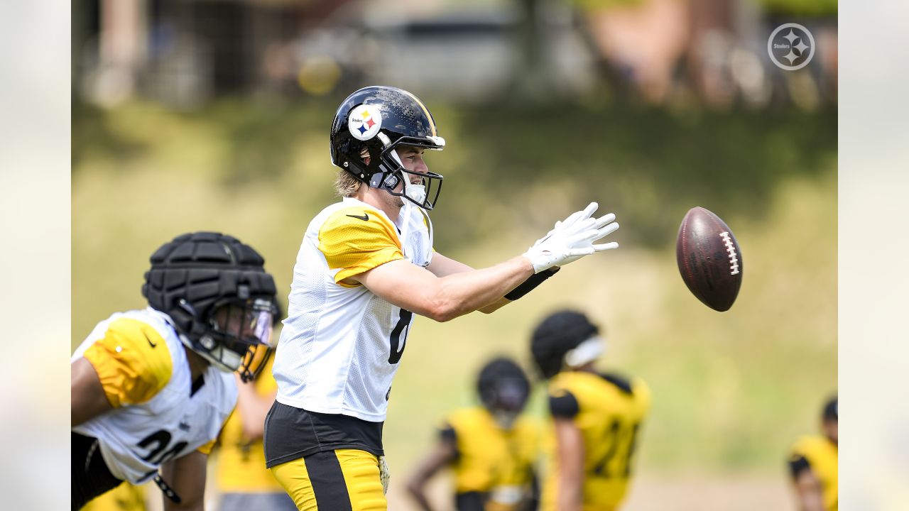 Pittsburgh Steelers quarterbacks coach Mike Sullivan, center, stands  between Mitch Trubisky, right, and Kenny Pickett during practice at their  NFL football training camp facility in Latrobe, Pa., Wednesday, July 27,  2022. (AP