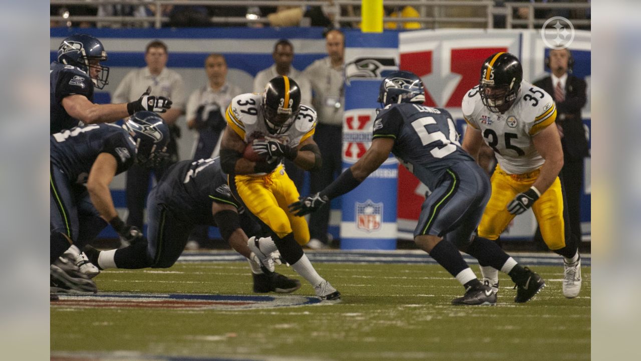 Jerome Bettis, Pittsburgh Steelers runningback warms up at Super Bowl XL  featuring the Seattle Seahawks and the Pittsburgh Steelers at Ford Field in  Detroit, Mi., on February 5, 2006. (UPI Photo/John Angelillo