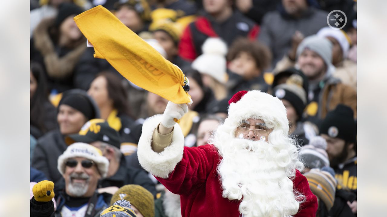 Tennessee Titans vs. Pittsburgh Steelers. Fans support on NFL Game.  Silhouette of supporters, big screen with two rivals in background Stock  Photo - Alamy