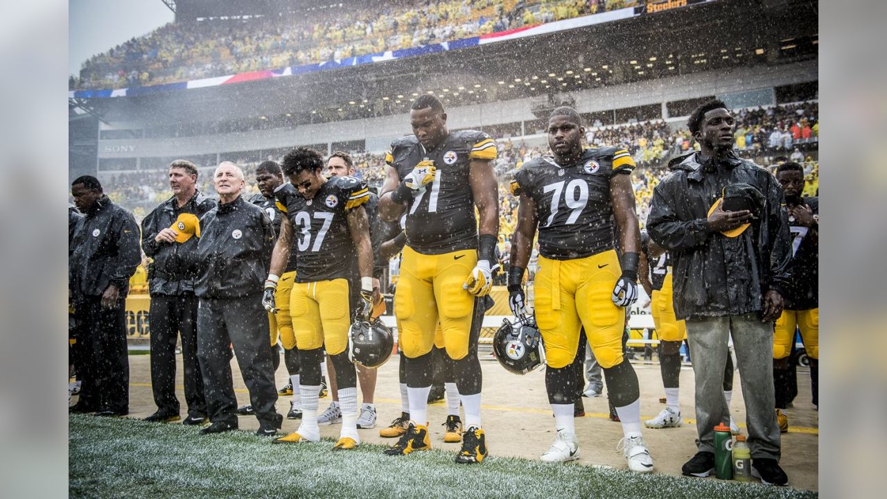 Pittsburgh Steelers nose tackle Javon Hargrave (79) sacks Cincinnati Bengals  quarterback Andy D …