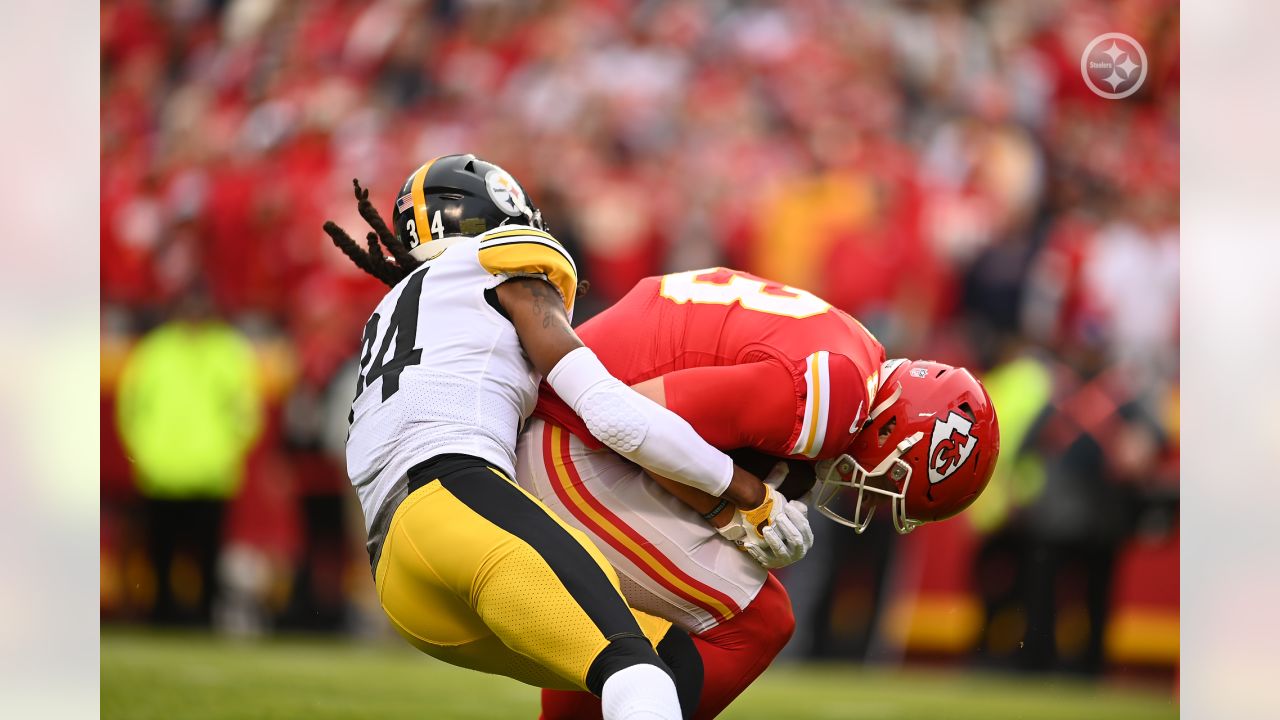 KANSAS CITY, MO - DECEMBER 26: Pittsburgh Steelers punter Corliss Waitman  (10) before an NFL game between the Pittsburgh Steelers and Kansas City  Chiefs on Dec 26, 2021 at GEHA Field at