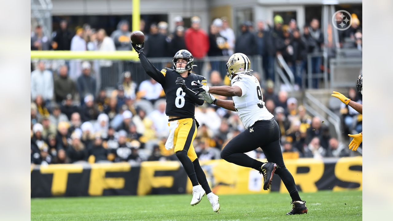 PITTSBURGH, PA - NOVEMBER 13: The Pittsburgh Steelers take the field during  the national football league game between the New Orleans Saints and the  Pittsburgh Steelers on November 13, 2022 at Acrisure