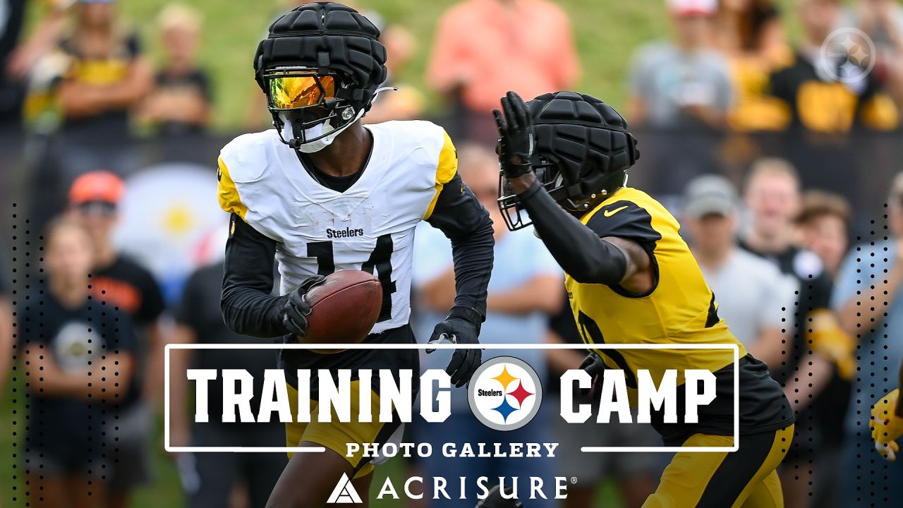 Pittsburgh Steelers tight end Connor Heyward (83) makes a catch during  practice at NFL football training camp in Latrobe, Pa., Monday, Aug. 15,  2022. (AP Photo/Keith Srakocic Stock Photo - Alamy