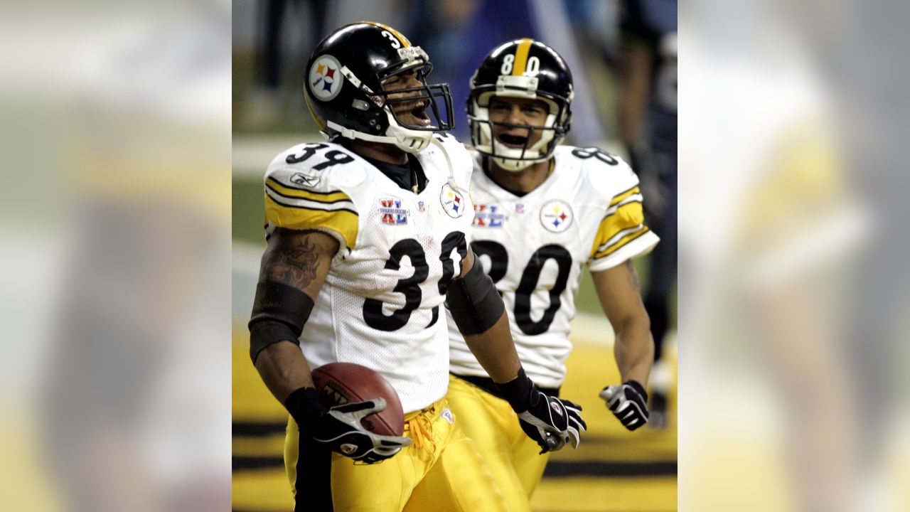 Pittsburgh Steelers running back Willie Parker (39) breaks a 32