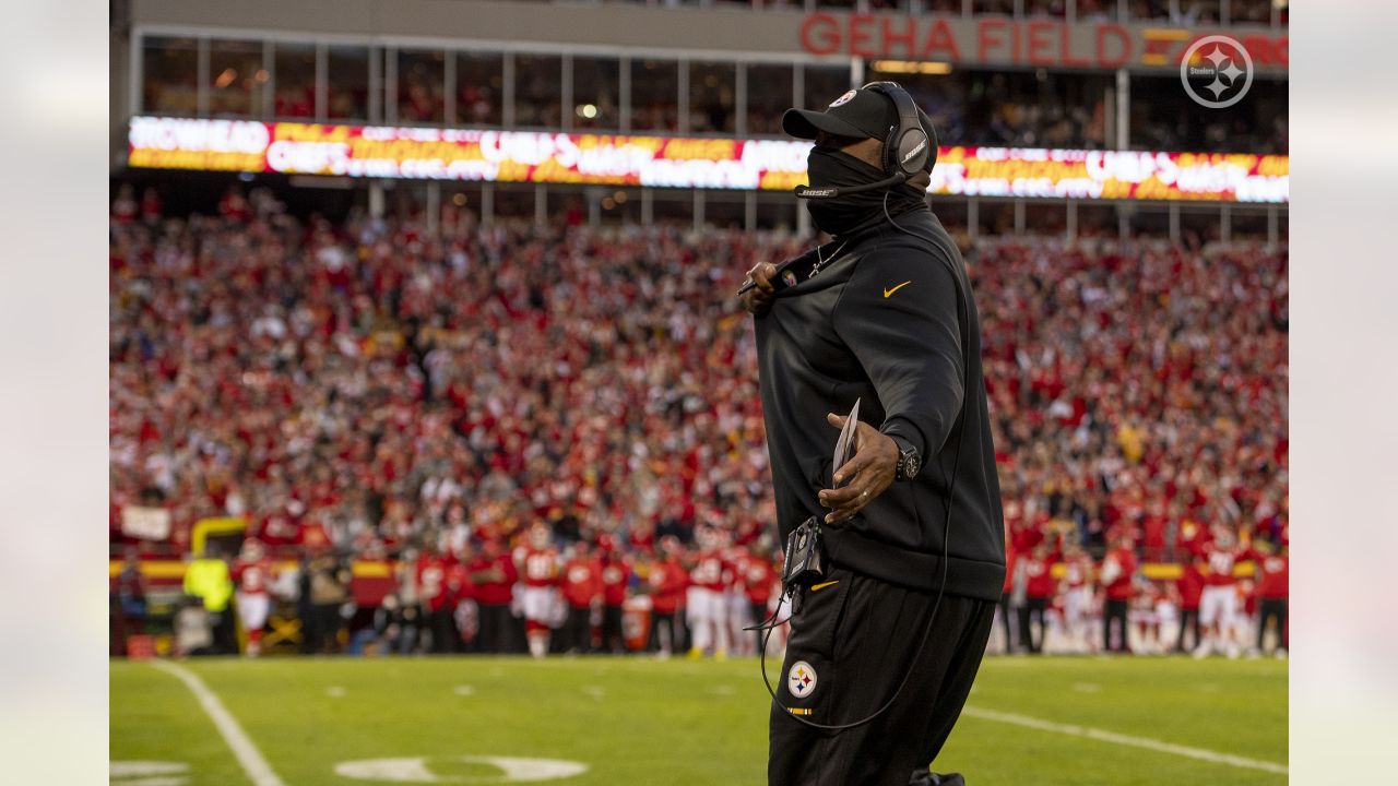 KANSAS CITY, MO - DECEMBER 26: Pittsburgh Steelers punter Corliss Waitman  (10) before an NFL game between the Pittsburgh Steelers and Kansas City  Chiefs on Dec 26, 2021 at GEHA Field at